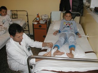 dokter controleerd jong patientje op bed 
