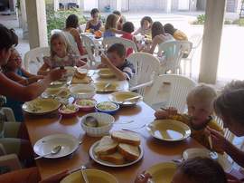 kinderen aan tafel eten soep en brood
