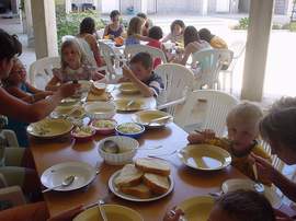 kinderen aan tafel eten soep en brood
